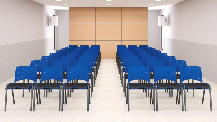 Sala de aula com fileiras de cadeiras escolares
