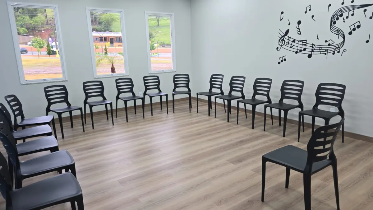 Sala de atividades com cadeiras em círculo