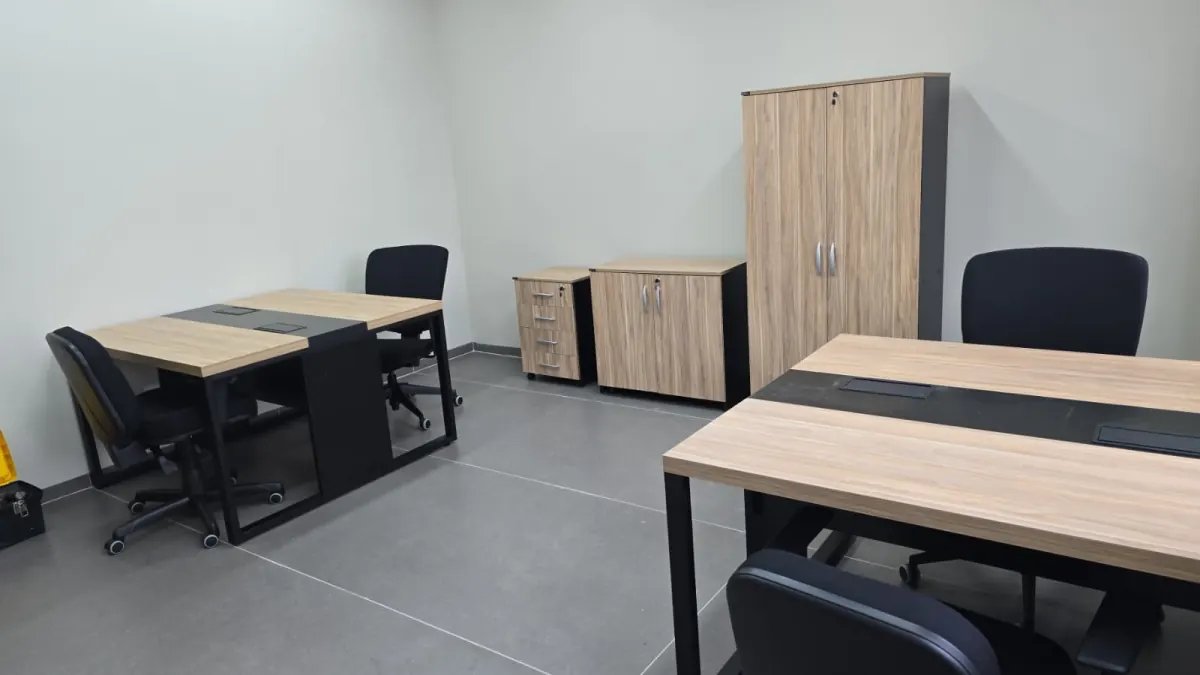 Postos de trabalho com gaveteiro, armário baixo e roupeiro